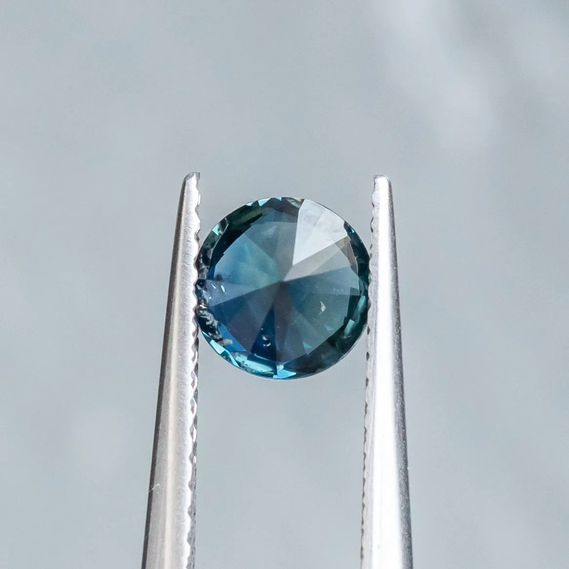 0.98CT ROUND BRILLIANT NIGERIAN SAPPHIRE, OCEAN BLUE, 5.94X3.68MM, UNTREATED