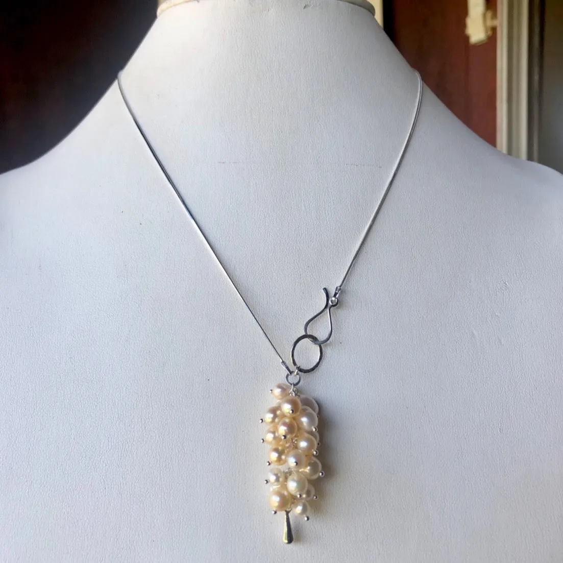 Cluster Pearls lariat